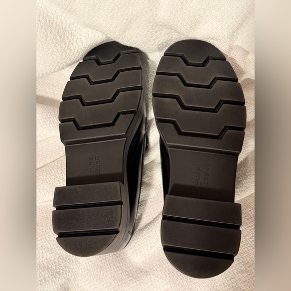 Naturalizer’s Women’s Elegant Black Loafers, Chunky Heal, with Gold Accent - Picture 4 of 4